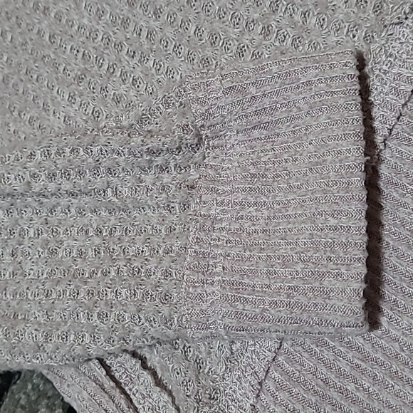 BKE KNIT YARN STITCHING V-NECK PALE LAVENDER DROPTAIL LONG-SLEEVE SHIRT - Picture 7 of 13